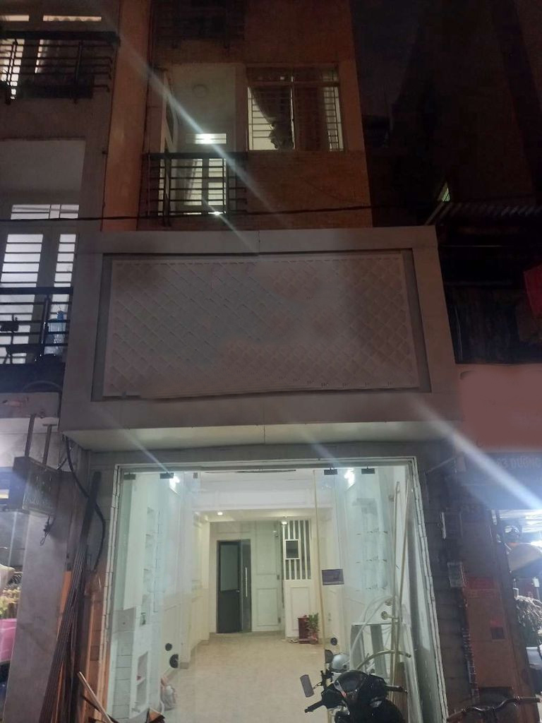 Cho thuê nhà MT đường số 4 Cư Xá Đô Thành P4,Q3.